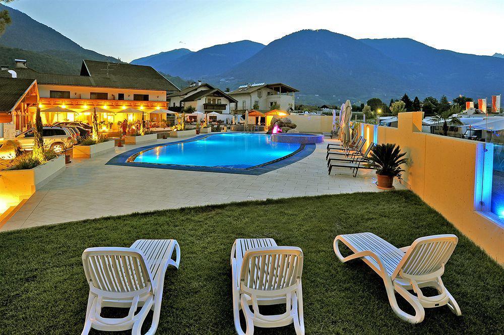 Schlosshof Charme Resort - Hotel & Camping لانا المظهر الخارجي الصورة
